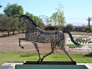 Escultura titulada "Cheval au trot en f…" por Hassan Laamirat, Obra de arte original, Metales