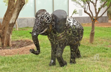 Scultura intitolato "Sculpture Eléphant" da Hassan Laamirat, Opera d'arte originale, Metalli