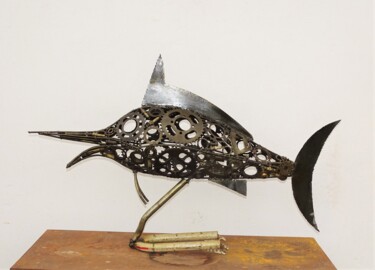 Sculptuur getiteld "Poisson sur socle e…" door Hassan Laamirat, Origineel Kunstwerk, Metalen