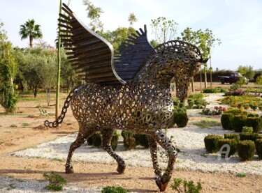 Escultura titulada "CHEVAL PEGASE AU TR…" por Hassan Laamirat, Obra de arte original, Metales