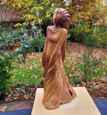 Skulptur mit dem Titel "Die Eleganz der Bew…" von Heike Lüders, Original-Kunstwerk, Holz