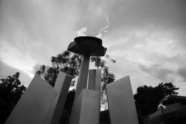 Fotografie mit dem Titel "Memorial flame" von Heinz Baade, Original-Kunstwerk, Analog Fotografie