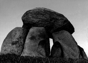 Fotografie mit dem Titel "Grave of the megali…" von Heinz Baade, Original-Kunstwerk