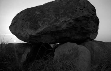 Fotografie mit dem Titel "Stone grave of the…" von Heinz Baade, Original-Kunstwerk