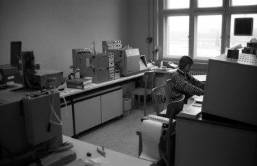 Fotografie mit dem Titel "In a research labor…" von Heinz Baade, Original-Kunstwerk