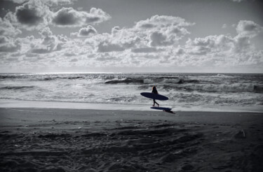 Fotografie mit dem Titel "Surfeuse aux cheveu…" von Henri Odabas, Original-Kunstwerk, Analog Fotografie
