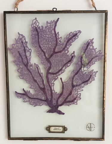 Textilkunst mit dem Titel "Corail Violaceus" von Heollene, Original-Kunstwerk, Stickerei Auf Glas montiert