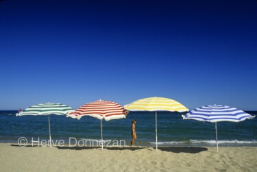 Fotografie getiteld "Parasols" door Herve Donnezan, Origineel Kunstwerk, Film fotografie