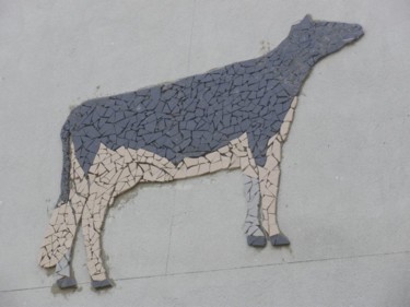 Artisanat intitulée "Vache  en faïence d…" par Jeannie Herviou-Derrien, Œuvre d'art originale