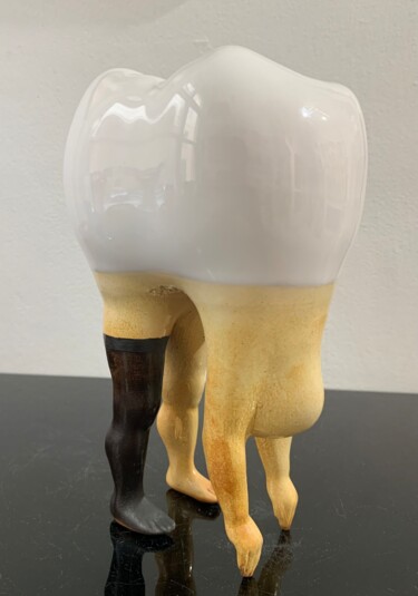 Skulptur mit dem Titel "Artistic Tooth-blac…" von Hilbertas Jatkevicius, Original-Kunstwerk, Keramik