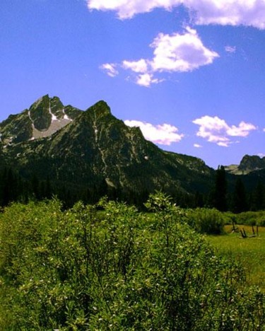 Photographie intitulée "Mountains Near Lake…" par Hinsel Scott, Œuvre d'art originale