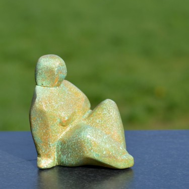 Escultura intitulada "Sitting woman resin" por Hanneke Pereboom, Obras de arte originais, Moldagem