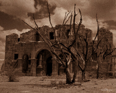 Fotografia intitolato "The Alamo, After Th…" da Travis Burgess, Opera d'arte originale, fotografia a pellicola