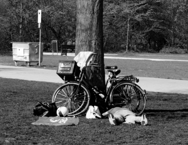 Photographie intitulée "Cycliste au repos" par Hugues Elbe, Œuvre d'art originale, Photographie non manipulée