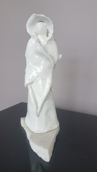 Sculpture intitulée "FEMME AU CHAPEAU" par Isabelle Angele, Œuvre d'art originale, Argile