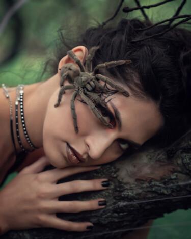 Fotografia intitulada "Lady of spider" por Ianina Ermakova, Obras de arte originais, Impressão digital