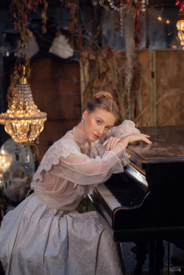 Fotografia intitulada "At the piano" por Ianina Ermakova, Obras de arte originais, Fotografia digital