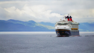 Photographie intitulée "Cruise Ship aka Flo…" par Igzotic, Œuvre d'art originale, Photographie numérique