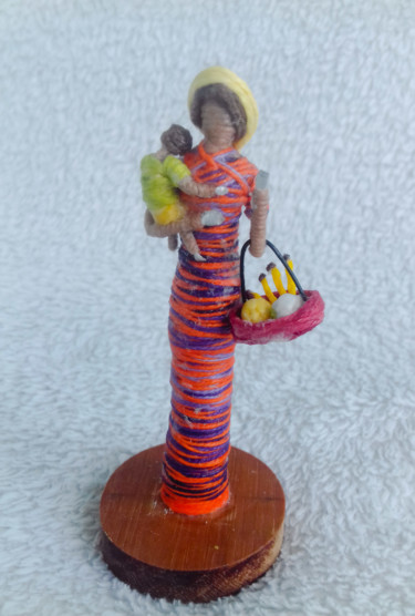 Escultura intitulada "Mãe com cesto de fr…" por Simone Muniz Oliveira, Obras de arte originais, Madeira