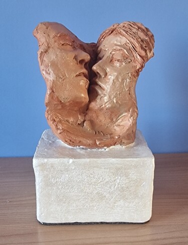 Scultura intitolato "Il bacio" da Michele Imperiale, Opera d'arte originale, Terracotta