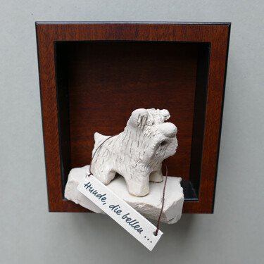 Sculptuur getiteld "Hunde die bellen be…" door Ina Wilken, Origineel Kunstwerk, Klei