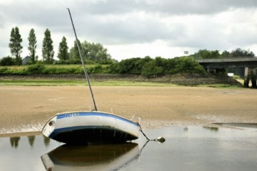 Photographie intitulée "bateau à marée basse" par Jean Fourdrain, Œuvre d'art originale