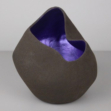 Skulptur mit dem Titel "Colored Vases - MAU…" von Carine Jacobs, Original-Kunstwerk, Keramik