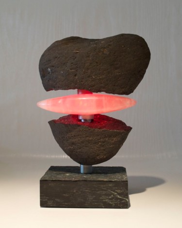 Escultura intitulada "Out of a Broken Hea…" por Jörg Walker, Obras de arte originais, Pedra