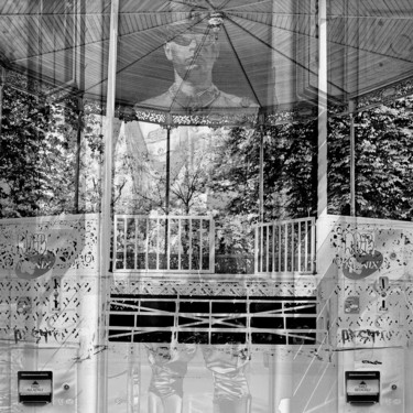 Fotografie mit dem Titel "LE GARDE DU PAVILLON" von Stefan Neubauer, Original-Kunstwerk, Analog Fotografie Auf Aluminium mon…