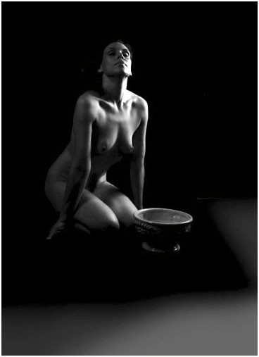 Fotografie getiteld "Nude with Bowl" door Inge Kraus, Origineel Kunstwerk