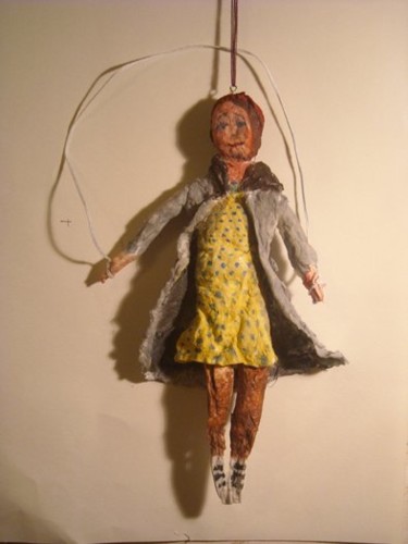 Artisanat intitulée "une fillette  sauta…" par Inna Skliarevskaia, Œuvre d'art originale