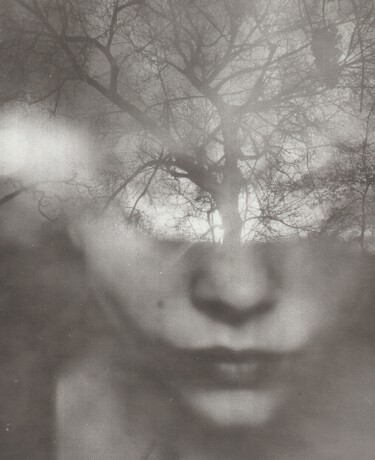Fotografie mit dem Titel "Girl with tree" von Ira Kolominova, Original-Kunstwerk, Analogdruck