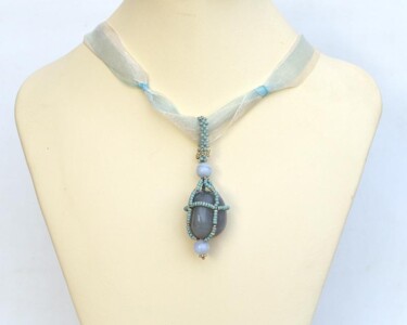 Design mit dem Titel "Caged blue agate pe…" von Irena Zelickman, Original-Kunstwerk, Schmuck