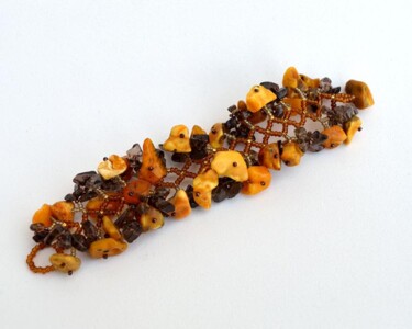 Design getiteld "Amber fluffy bracel…" door Irena Zelickman, Origineel Kunstwerk, Juwelen