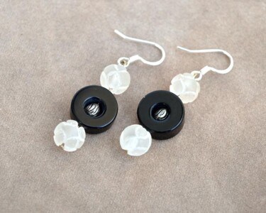 Design mit dem Titel "Black and white ear…" von Irena Zelickman, Original-Kunstwerk, Schmuck