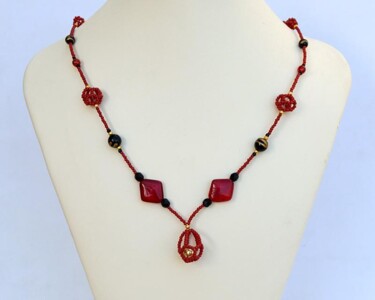 Design intitulée "Red necklace with b…" par Irena Zelickman, Œuvre d'art originale, Bijoux