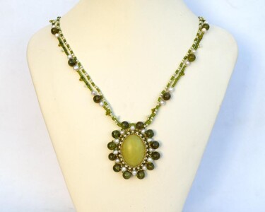 Design mit dem Titel "Olive jade pendant" von Irena Zelickman, Original-Kunstwerk, Schmuck