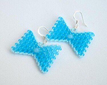 Design mit dem Titel "Aqua beadwork bow e…" von Irena Zelickman, Original-Kunstwerk, Schmuck