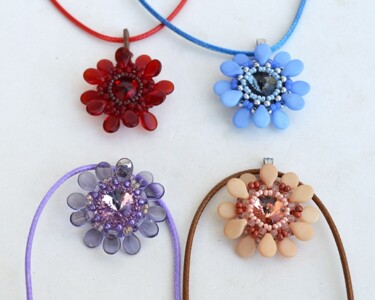 Design getiteld "Daisy pendants with…" door Irena Zelickman, Origineel Kunstwerk, Juwelen
