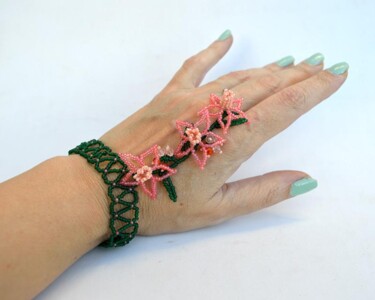 Design intitulée "Coral pink narcissu…" par Irena Zelickman, Œuvre d'art originale, Bijoux