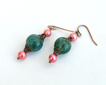 Design mit dem Titel "Green and pink earr…" von Irena Zelickman, Original-Kunstwerk, Schmuck