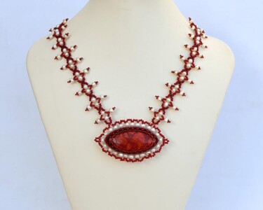 Design intitulée "Red and white neckl…" par Irena Zelickman, Œuvre d'art originale, Bijoux