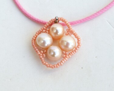 Design mit dem Titel "Delicate pink penda…" von Irena Zelickman, Original-Kunstwerk, Schmuck