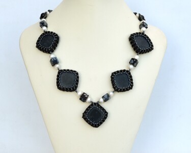 Design intitulée "Black geometry neck…" par Irena Zelickman, Œuvre d'art originale, Bijoux