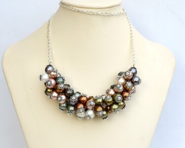 Design / Projektowanie użytkowe zatytułowany „Pearly cluster neck…” autorstwa Irena Zelickman, Oryginalna praca, Biżuteria