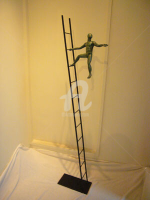 Escultura titulada "DANTE EN LA ESCALERA" por Irene Perez Perez, Obra de arte original, Metales