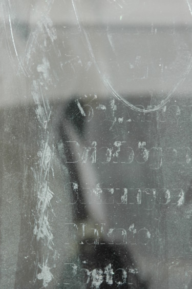 Fotografia intitulada "Letters on Window" por Irina Kromm, Obras de arte originais, Fotografia digital