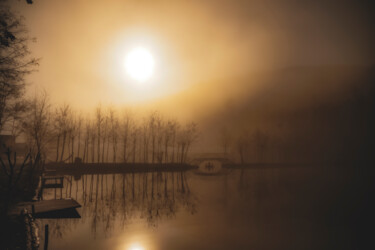 Fotografia zatytułowany „Fog at the lake” autorstwa Irina Bbota, Oryginalna praca, Fotografia cyfrowa