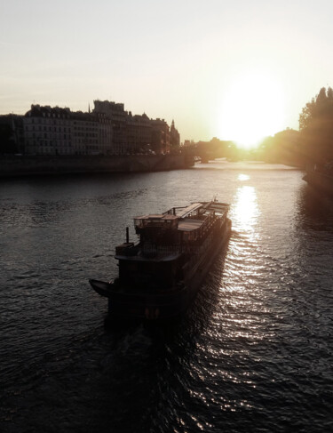 Photographie intitulée "Péniche sur la Seine" par Isa-Isarielle, Œuvre d'art originale, Photographie non manipulée