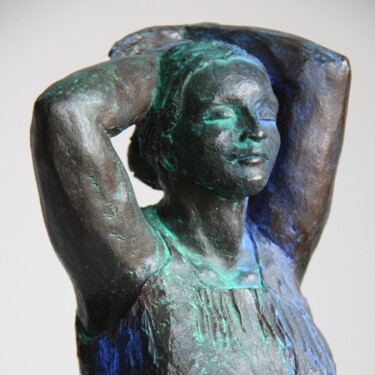Sculpture intitulée "Femme aux bras levé…" par Isabelle Haas, Œuvre d'art originale, Terre cuite